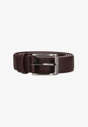 Ceinture en cuir marron foncé enroulée avec une boucle rectangulaire en argent ornée d'un texte gravé subtil sur le côté.