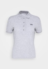 Polo gris en tissu doux et texturé avec un col classique, une patte de boutonnage à cinq boutons et un logo brodé sur la poitrine gauche.