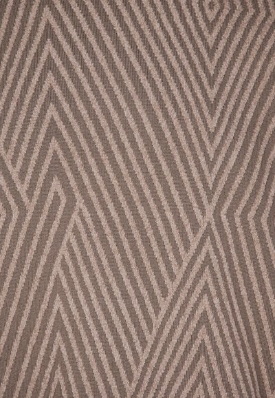 Tessuto con un motivo geometrico a zigzag nelle sfumature di marrone e rosa chiaro, con una superficie texturizzata che aggiunge profondità e dimensione.