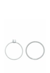 Set di anelli in argento sterling, uno con una fascia liscia e un piccolo accento di pietra, l'altro con un design intrecciato.