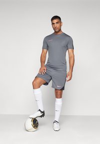 Nike Performance TOP  - Camiseta deportiva - iron grey/black/sunset pulse