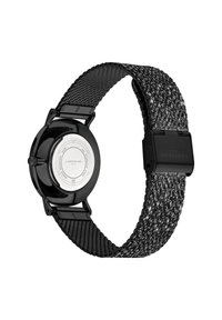 Zwarte horloge met een gladde, ronde kast en een gebreide zwarte band met textuur, voorzien van metalen accenten en een sluiting.