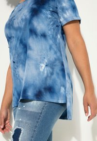 Angel of Style LÄNGERE BATIK-MUSTER RUNDHALS - T-shirt con stampa - blue