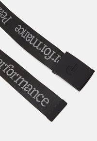 Fekete szőtt nylon heveder, szürke "performance" felirattal. Matt fekete csattal rendelkezik, amely geometrikus mintával készült.