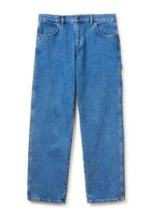 Jeans blu a gamba dritta con tasche frontali, passanti per cintura e chiusura con bottone, distesi su uno sfondo bianco.