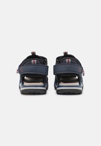 Sandalias de color navy con correas ajustables y plantillas acolchadas. Material superior texturizado, talón reforzado y suela de goma con agarre.