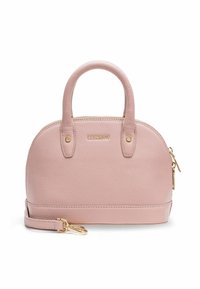 Bolso de cuero rosa con parte superior redondeada, asas cortas y correa de hombro desmontable. Presenta un cierre dorado y un logo en relieve en la parte frontal.