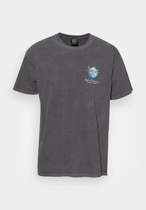 Szary bawełnowy t-shirt z okrągłym dekoltem, krótkimi rękawami i grafiką Ziemi z napisem "Ścieżka Odkryć".