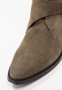 Pavement Ankle boot