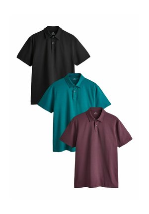 Trzy koszulki polo z krótkim rękawem w kolorze czarnym, morskim i bordowym, ułożone pionowo na białym tle.