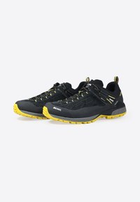 Scarpe sportive nere con accenti gialli, caratterizzate da una tomaia testurizzata, lacci piatti e una suola ammortizzata per attività all'aperto.