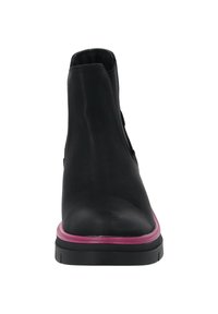 Svart ankelboots med slät läderövre, rund tå, rosa detalj på sulan och elastiska sidopaneler för enkel påtagning.