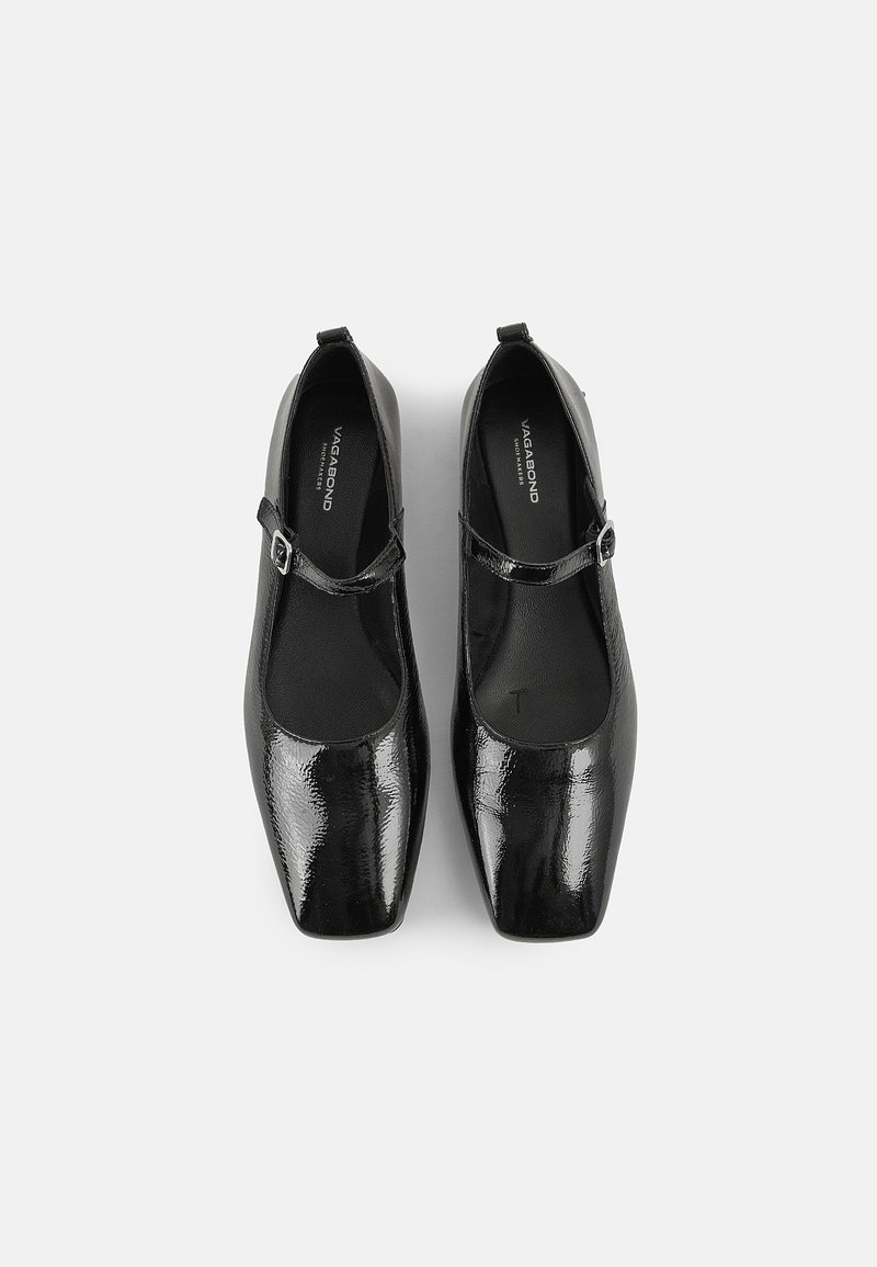 Ballerines en cuir verni noir avec un bout carré et une seule sangle ajustable sur le dessus. Texture lisse avec une finition brillante.