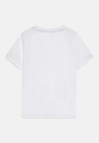 Camiseta de algodón blanca con mangas cortas, escote redondo y una espalda lisa sin gráficos ni patrones. Textura suave.