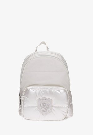 Piccolo zaino bianco con due scomparti con zip e una tasca frontale caratterizzata da un patch a forma di scudo.