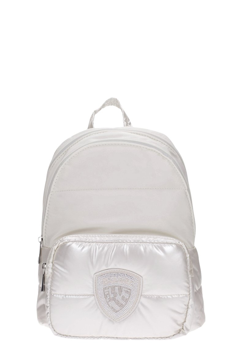 Piccolo zaino bianco con due scomparti con zip e una tasca frontale caratterizzata da un patch a forma di scudo.
