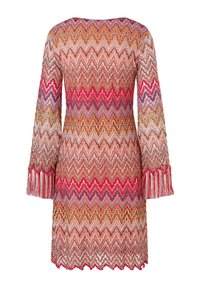 Robe tricotée avec un motif en zigzag dans des teintes rouges, oranges et violettes, manches longues avec des détails en franges et un décolleté rond.