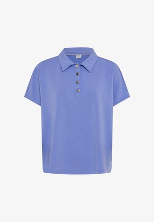 Polo à manches courtes bleu clair, fabriqué en tissu lisse. Il possède un col pointu et une patte de boutonnage à cinq boutons avec des boutons métalliques.