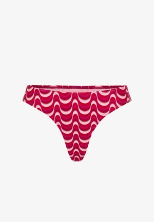 Bikinislip mit wellenförmigem Muster in verschiedenen Rosatönen und Weiß, präsentiert in einem dünnen, tief sitzenden Design und glatter Stofftextur.