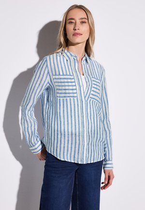 Camicia a maniche lunghe a righe blu chiaro e bianche, con due taschini sul petto, realizzata in un tessuto leggero e testurizzato.