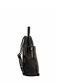 Borsa in pelle nera con doppia chiusura a zip, tracolle regolabili e motivi in rilievo. Presenta una maniglia superiore piatta e dettagli in metallo.