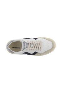 Sneaker bianco con accenti beige, strisce laterali blu navy, punta perforata e lacci in tessuto. Logo "Victoria" sulla soletta.