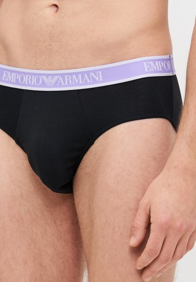 Slip in cotone nero con vita Emporio Armani color lavanda. Il design presenta una vestibilità aderente e una texture liscia.