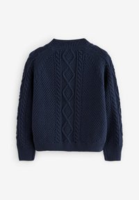 Navyblauwe gebreide trui met textuurpatronen, waarin kabels en bobbels zijn verwerkt, ronde halslijn en geribbelde manchetten en onderkant.