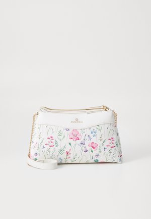 Borsa a tracolla con motivo floreale, base bianca e dettagli verdi, particolari in metallo dorato e tracolla a catena. Texture liscia e chiusura con cerniera.