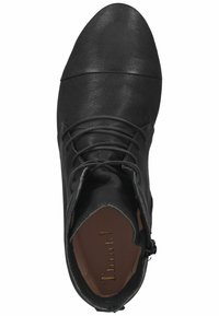 Černá kožená kotníková bota s kulatou špičkou, šněrováním vpředu a bočním zipem; má hladký povrch a minimalistický design.