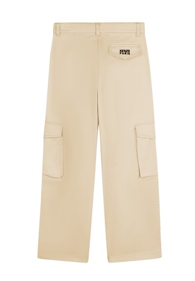 Beżowe spodnie cargo o prostym kroju nogawek, z dwoma bocznymi kieszeniami oraz tylną kieszenią z logo "KENZO PARIS". Gładka faktura tkaniny.