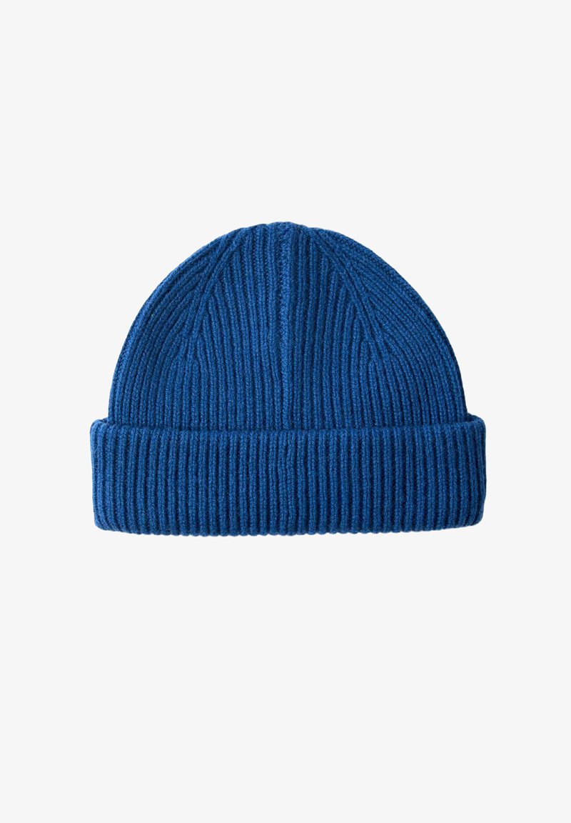 Bonnet en tricot bleu avec une texture côtelée et un revers roulé, présentant des lignes verticales et un design à sommet arrondi.