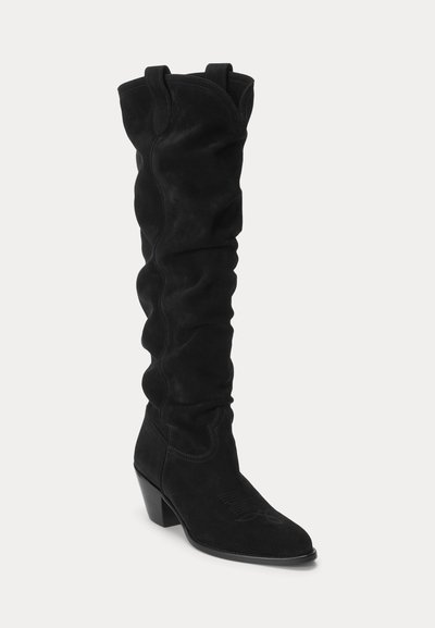 Μαύρες μπότες σουέτ μέχρι το γόνατο με χαλαρή σχεδίαση, ραμμένες λεπτομέρειες, μυτερή μύτη και μέτριο τετράγωνο τακούνι.