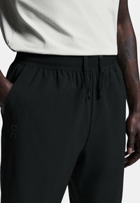 On FOCUS  - Pantalon de survêtement - black