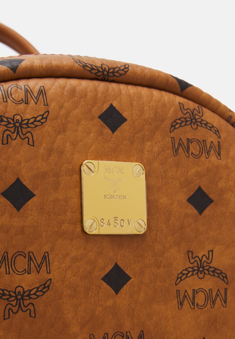 Herren Rucksäcke | MCM STARK SIDE STUDS BACKPACK IN VISETOS Tagesrucksack cognac - VY23598 Herren Rucksäcke | MCM STARK SIDE STUDS BACKPACK IN VISETOS Tagesrucksack cognac - VY23598