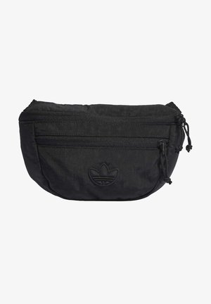 Svart midjeväska i tyg med två fickor med dragkedja, en präglad logotyp och snoddar för säker stängning. Mjuk textur, rundad form.