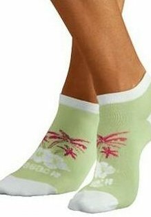 Hellgrüne Knöchelsocken mit weißen Akzenten, die ein Palmbaumdesign in Pink und Weiß zeigen. Aus einem Baumwollmischgewebe, leicht und angenehm im Tragegefühl.