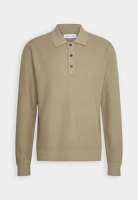 Maglione polo a maniche lunghe color marrone chiaro con un motivo a maglia testurizzato, patta con tre bottoni e polsini e orlo a costine.
