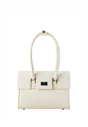 Borsa strutturata in pelle texturizzata color crema, con chiusura a pattina, accessori lucidi neri e due manici superiori robusti.