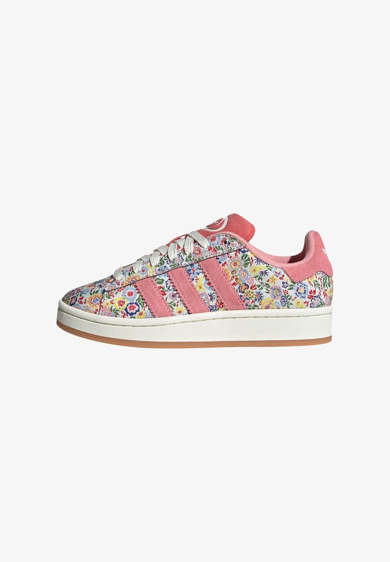 Floral-patterned sneakers with a pink suede heel and three pink stripes, featuring a white rubber sole and light gray laces.