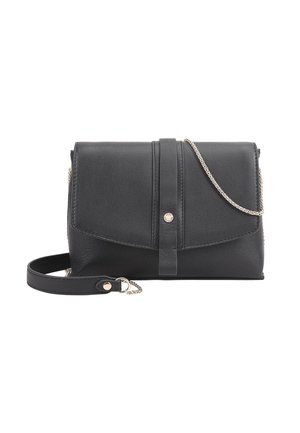 Schwarze Leder-Umhängetasche mit Klappverschluss, vertikalem Riemen mit Metallknopf sowie abnehmbarem Ketten- und Leder-Schulterriemen.