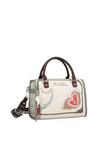 Borsa in ecopelle bianca con manici marroni, caratterizzata da disegni a forma di cuore rossi e grigi, impunture decorative e un charm attaccato alla tracolla.