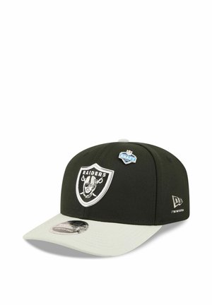 Cappellino snapback nero e grigio con logo Raiders davanti, spilla NFL Draft sopra e logo New Era sul lato.