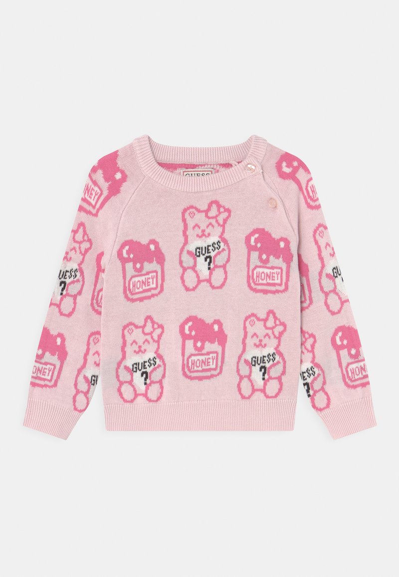 Maglione rosa lavorato a maglia con motivi ripetuti di orsi e miele, e testo "GUESS". Polsini a coste e colletto rotondo. Bottoni sulla spalla.