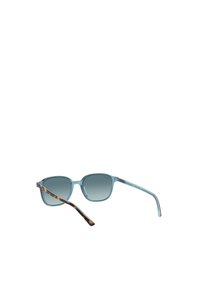 Un paio di occhiali da sole squadrati con una montatura blu chiaro, lenti sfumate e aste con motivo tartarugato. Aste trasparenti con accenti sottili.