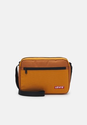 Sac bandoulière rectangulaire orange et marron avec poche zippée noire et sangle noire réglable, logo Levi's en bas à droite à l'avant.