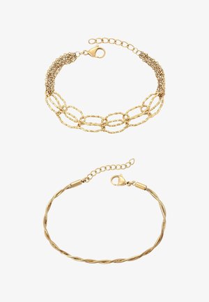 Twee gouden armbanden worden getoond. De bovenste heeft een ontwerp met een schakelketting met getextureerde ovale schakels, terwijl de onderste een gedraaid draaddesign met een gladde textuur heeft.