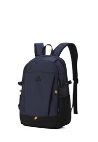 Zaino in tessuto blu navy con fondo nero, spallacci regolabili, tasca frontale e dettagli color sabbia. Presenta un logo sul davanti e un design snello.