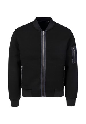 Czarna kurtka bomberka z przednim zamkiem błyskawicznym, prążkowanym kołnierzem i mankietami, zapinanymi na zamek kieszeniami bocznymi oraz kieszenią na zamki na lewym rękawie.