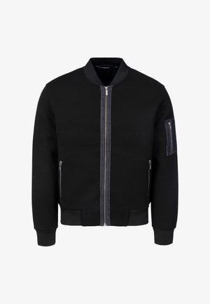 Czarna kurtka bomberka z przednim zamkiem błyskawicznym, prążkowanym kołnierzem i mankietami, zapinanymi na zamek kieszeniami bocznymi oraz kieszenią na zamki na lewym rękawie.